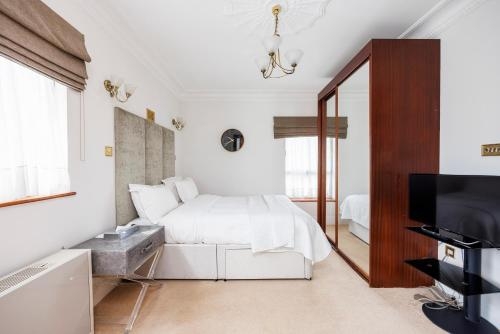 Deluxe 2 Bedroom Apartment Near The Green Park LON Luxury Bookings