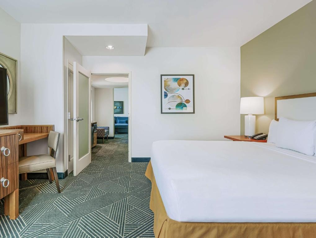 King Suite Near To Toyota Center HOU Luxury Bookings