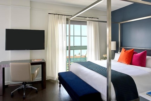 King Or Twin Guest Room Near Panera Bread MIA Luxury Bookings