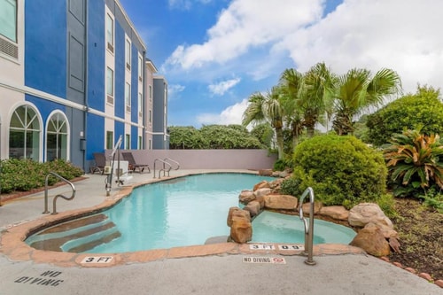King Room Near Suns Wholesale Club HOU 11 Luxury Bookings