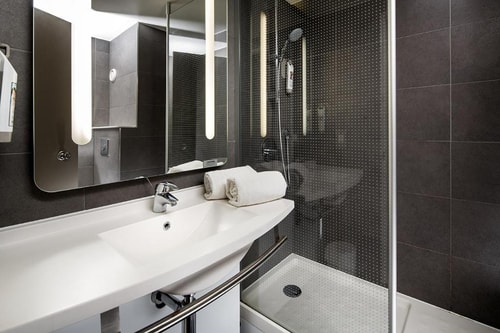 Standard Double Room Near Anchor Serica Court LON 5 Luxury Bookings