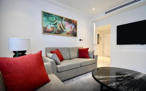 1 Bedroom Deluxe Apartment Near Barclays Bank LON 8 Luxury Bookings