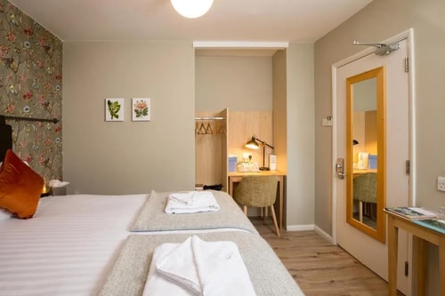 King Room Near Albert Gardens LON 3 Luxury Bookings