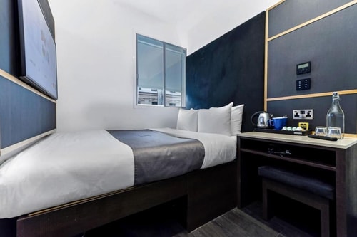 Queen Room Near Victoria Embankment Gardens LON 3 Luxury Bookings