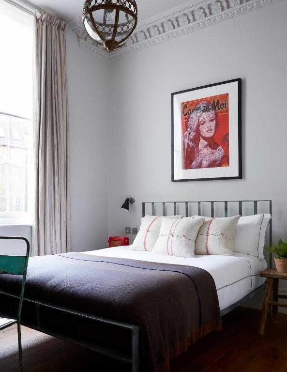 Small Double Room Near Ecclestone Square Park LON Luxury Bookings