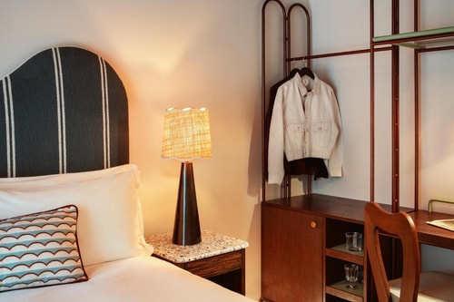 Queen Room Near Bush Theatre LON 1 Luxury Bookings