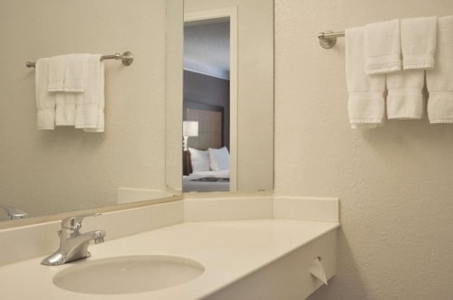 Deluxe Room Near The Charlotte American Bistro DAL 7 Luxury Bookings