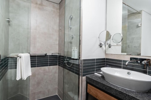King Or Twin Room Near Yas Community Park JVC 5 Luxury Bookings