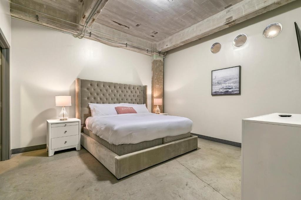 One Bedroom Near Akard Plaza DAL Luxury Bookings