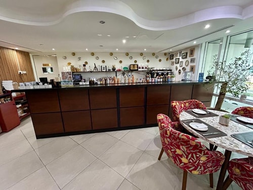 Classic 1 Bedroom Apartment Near Emirates Market 14 Luxury Bookings