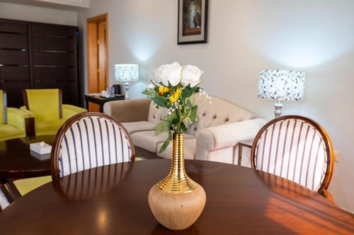 Executive Suite Near American School 5 Luxury Bookings
