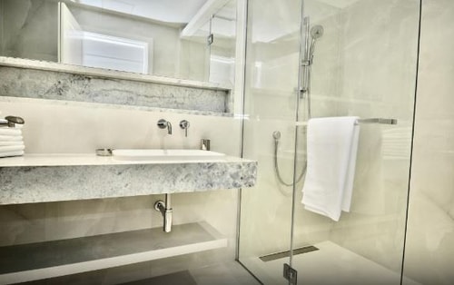 4 Bedroom Deluxe Apartment Near Barclays Bank LON 12 Luxury Bookings
