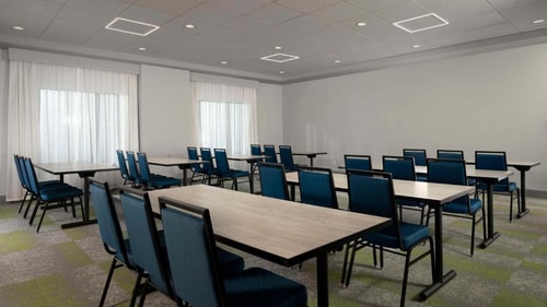 King Room Near Tradesmen International HOU 11 Luxury Bookings