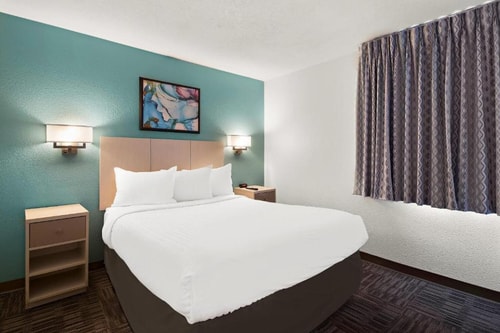 Standard Queen Room Near Sanlando Park ORL 2 Luxury Bookings