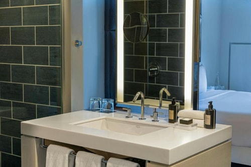 Standard King Room Near Dallas Museum of Art DAL 2 Luxury Bookings