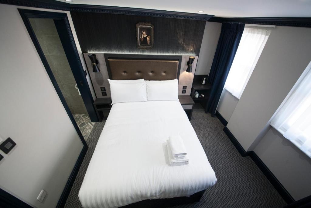 Deluxe Double Or Twin Room Near Bramber Green LON Luxury Bookings