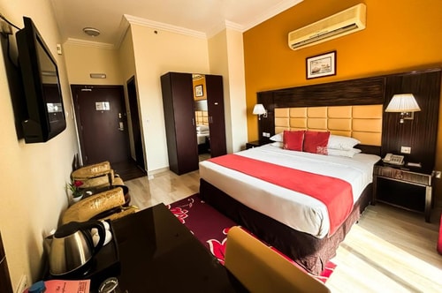 Superior Room Near Nakheel Center Dubai 17 Luxury Bookings
