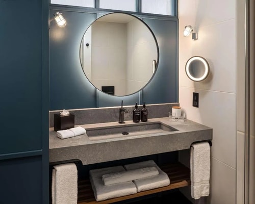 Deluxe King Room Near Victory Park LON 8 Luxury Bookings