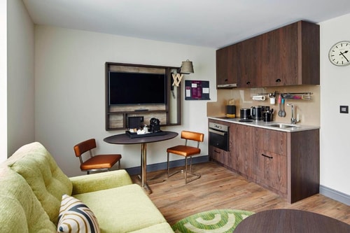1 Bedroom Suite Near Tesco Superstore LON 3 Luxury Bookings