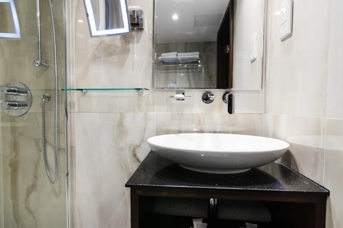 Deluxe Double Room Near Cleveland Square LON 5 Luxury Bookings