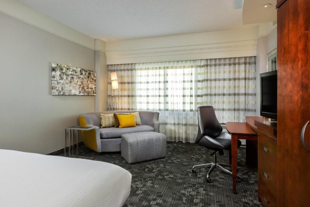 King Room Near Museum of Illusions Houston HOU Luxury Bookings