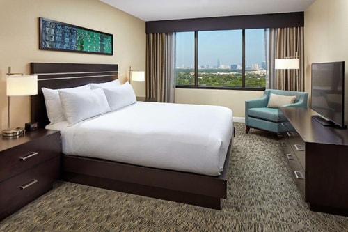 King Room Near Holloway Field HOU Luxury Bookings