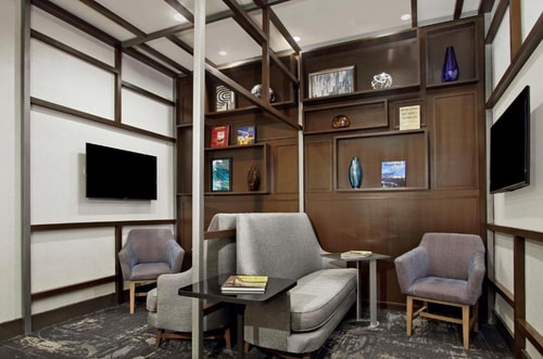 King Room Near Layne Hendrix Memorial Bench HOU 12 Luxury Bookings