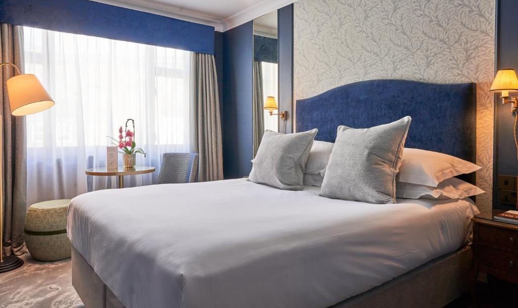 Classic Double Near Walton Estates LON Luxury Bookings