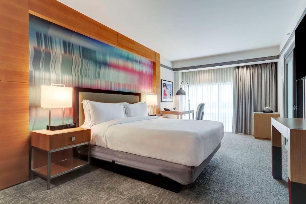 King Room Near To Cullen Family Plaza HOU Luxury Bookings