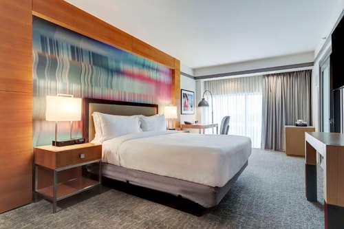 King Room Near To Cullen Family Plaza HOU Luxury Bookings