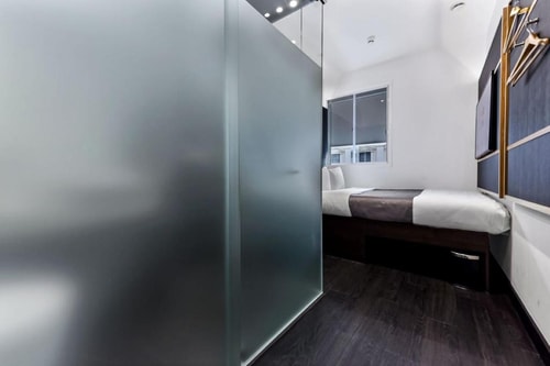 Queen Room Near Victoria Embankment Gardens LON 2 Luxury Bookings