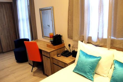 Double Room Near Italian Gardens London LON 3 Luxury Bookings