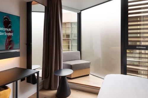 Queen Room Near Hasanah Centre LON 4 Luxury Bookings