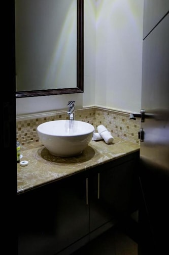 Studio Apartment Near Insurance Market Metro 6 Luxury Bookings