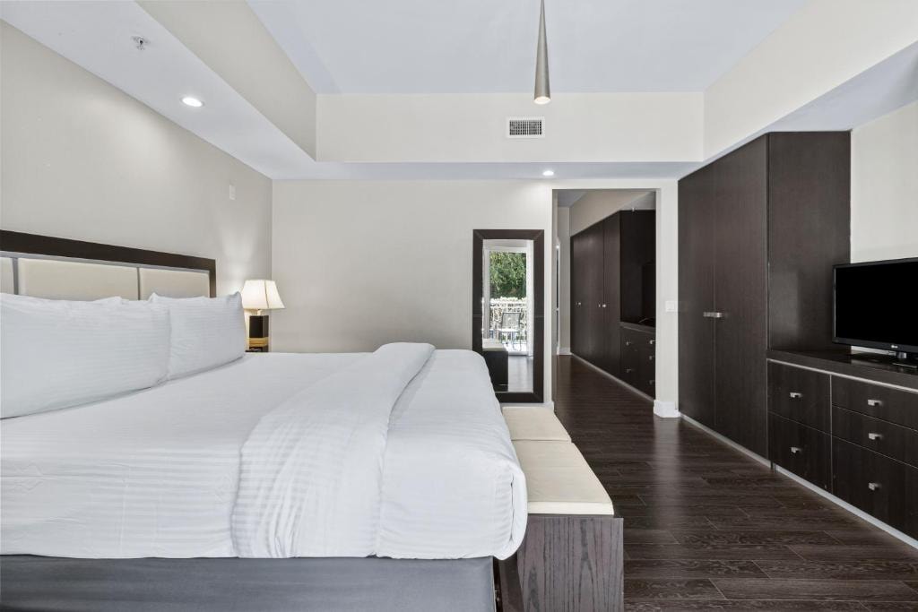 King Studio Near The UPS Store MIA Luxury Bookings