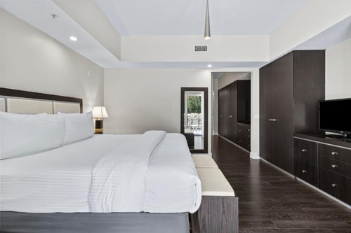 King Studio Near The UPS Store MIA Luxury Bookings