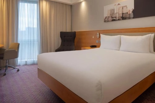 Queen Room Near Ufford Street Gardens LON Luxury Bookings