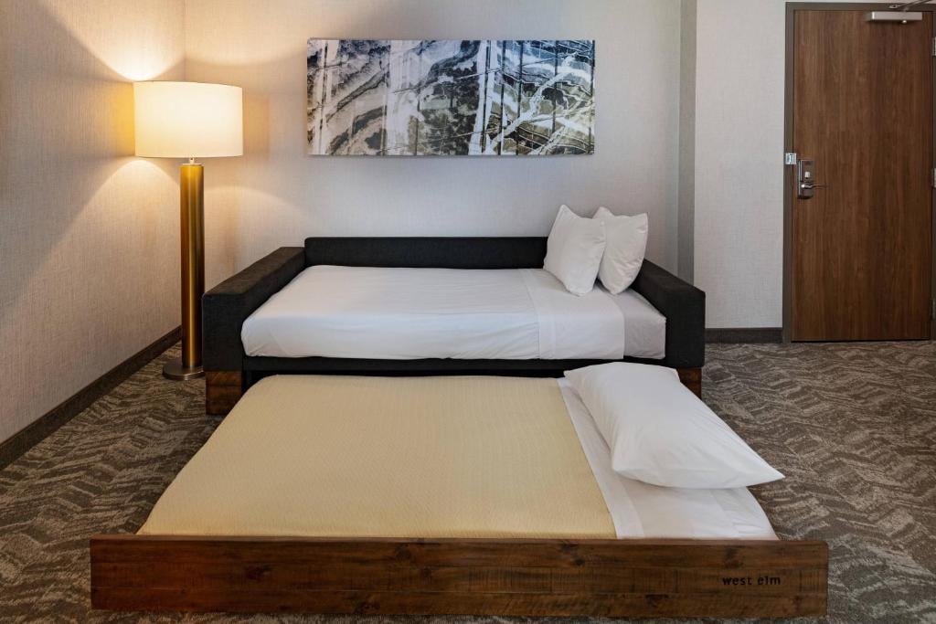 King Suite Near Champions School of Real Estat DAL Luxury Bookings