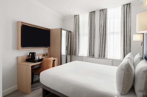 Queen Room Near The Chiswick Cinema LON 1 Luxury Bookings
