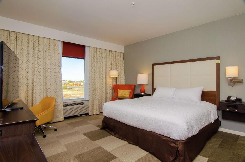 King Room Near UP Excellence Academy HOU Luxury Bookings