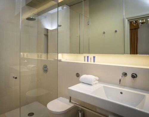 Double Room Near Facial Pain Clinic LON 6 Luxury Bookings