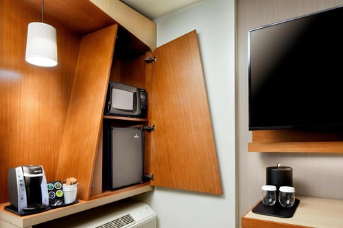 King Room With Sofa Bed Near Federal Aviation HOU 3 Luxury Bookings