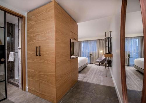 Queen Room Near Indescon Square LON 1 Luxury Bookings