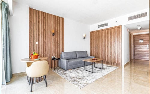 Deluxe King Studio Apartment Near Samana Avenue 3 Luxury Bookings