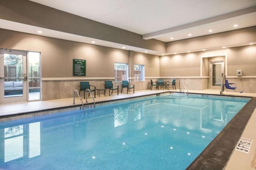King Room Near Riparian Bar & Grill DAL 4 Luxury Bookings