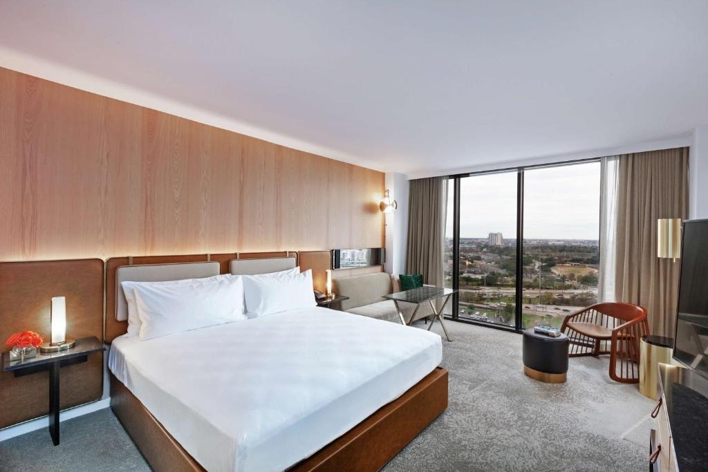 King Room Near Sam Houston Park HOU Luxury Bookings