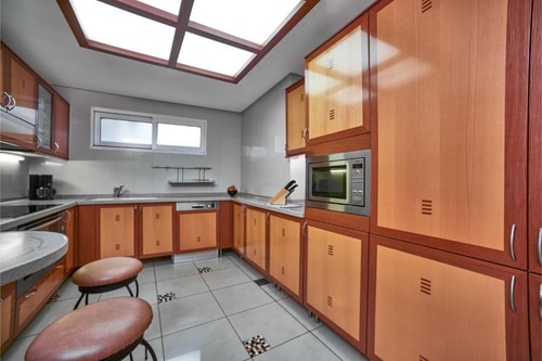 Three Bedroom Apartment Near fashion Club 6 Luxury Bookings