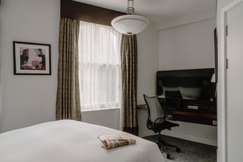 Small Queen Room Near Trafalgar Square LON 2 Luxury Bookings