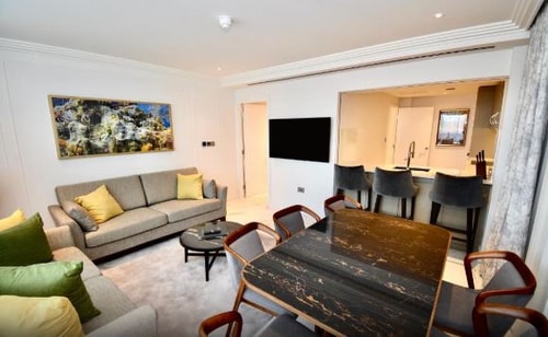 4 Bedroom Deluxe Apartment Near Barclays Bank LON 9 Luxury Bookings