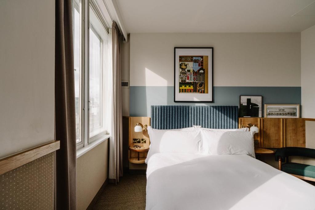 Small Queen Room Near Escape Entertainment LON Luxury Bookings